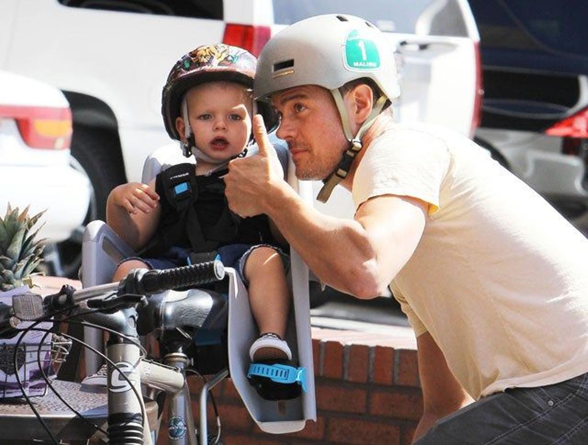 Josh Duhamel posa para la foto con el pulgar hacia arriba