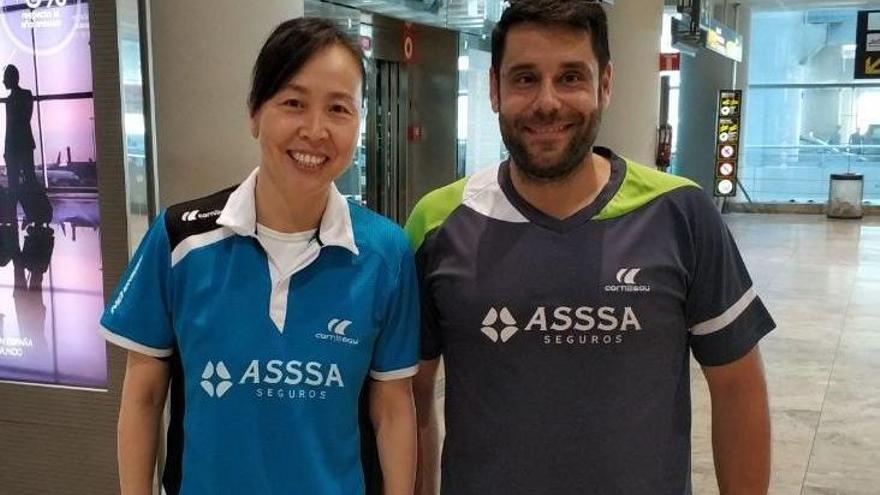 Li Jiao junto al director técnico Daniel Valero en su llegada a Alicante