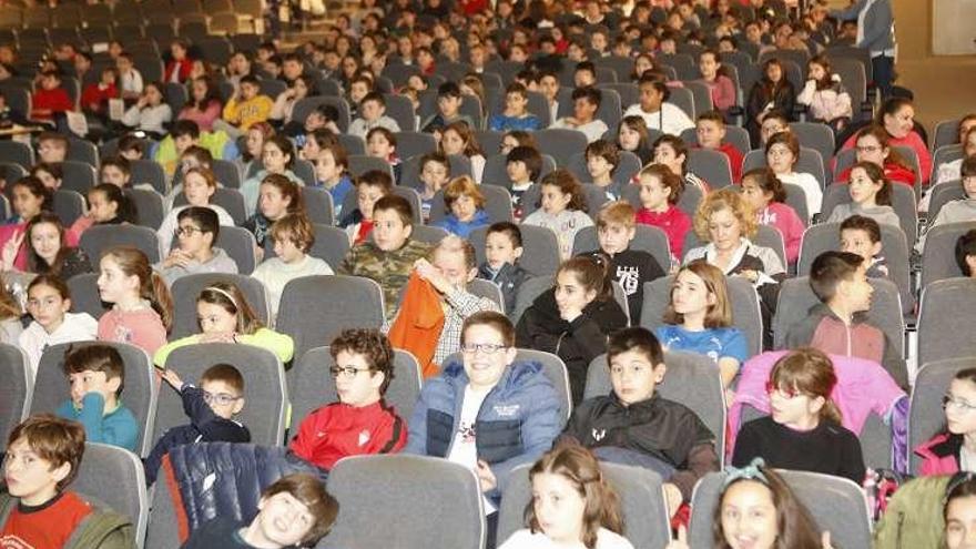 Niños asistentes a la jornada científica.