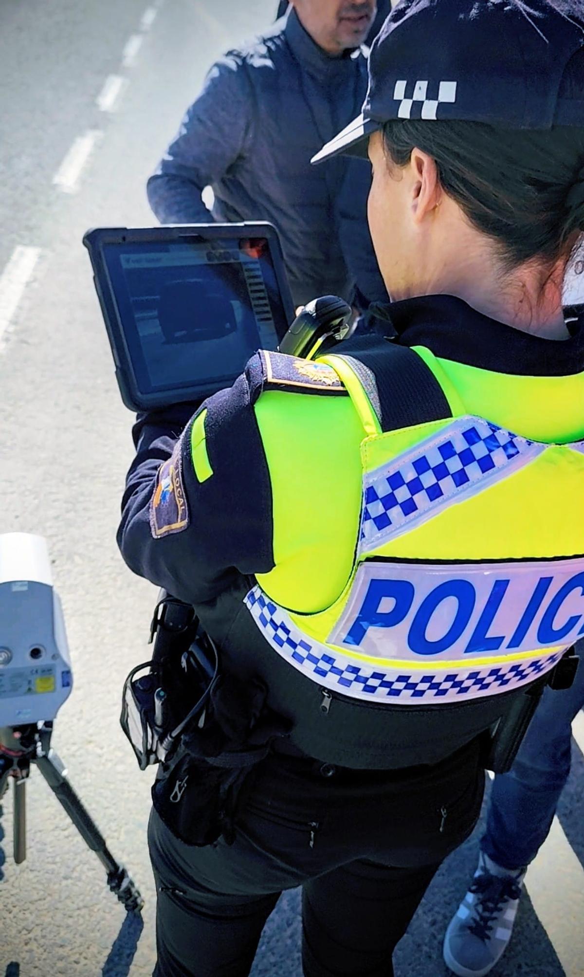 La Policía Local de Rojales prueba el dipositivo de radar móvil contra el exceso de velocidad