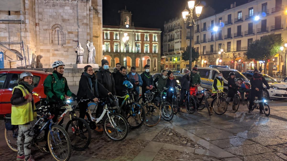 Marcha de los miembros de Bici Crítica Zamora, en la Plaza Mayor