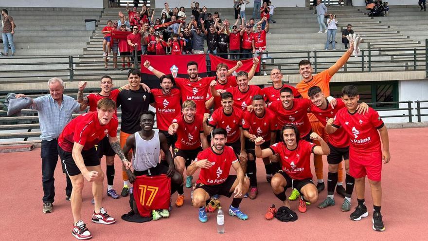 Celebración del equipo palmero en el estadio Antonio Domínguez.