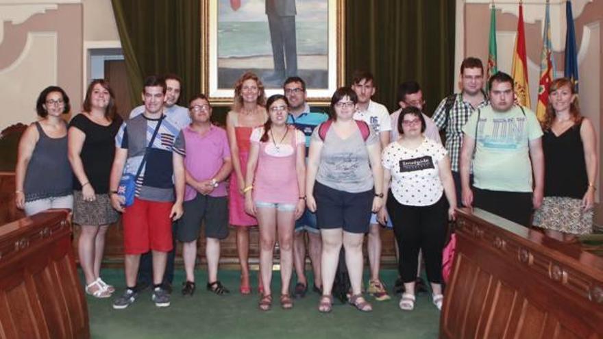 Los jóvenes de la iniciativa «Vida independiente» visitan el consistorio