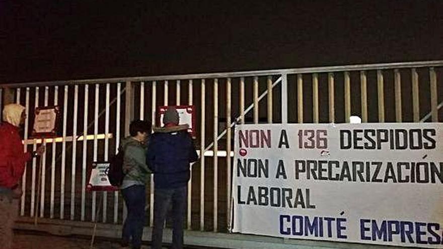 Trabajadores de Isidro 1952 (antigua Isidro de la Cal) ante las instalaciones del polígono de Espíritu Santo (Cambre).