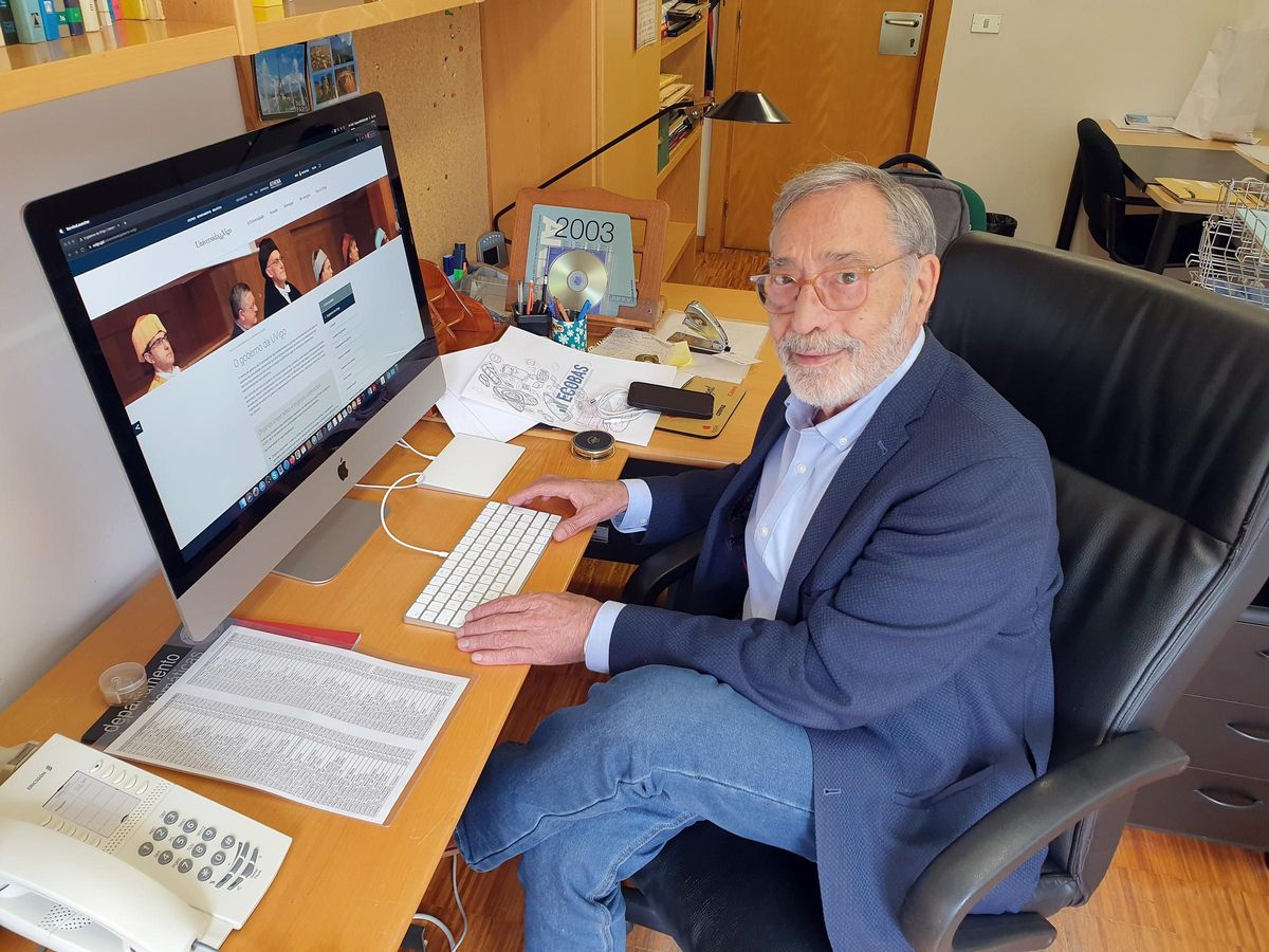 Carlos Hervés, en su despacho de la Facultad de Económicas.