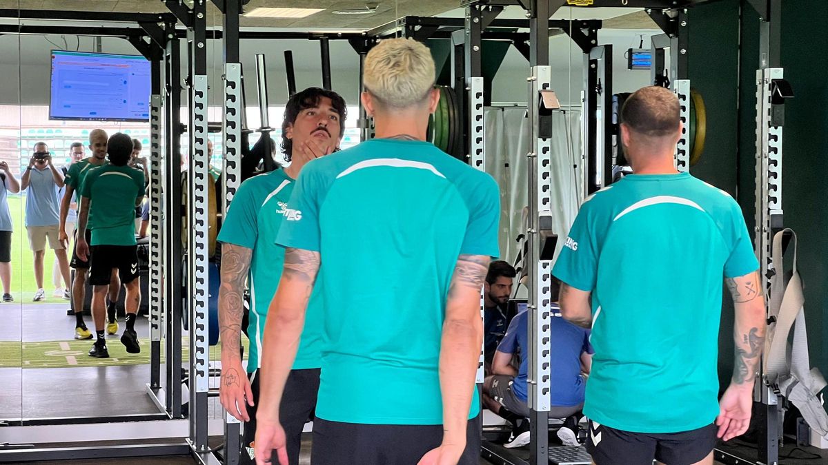 Primer día de reconocimientos médicos en el Betis antes de iniciar la pretemporada en Portugal