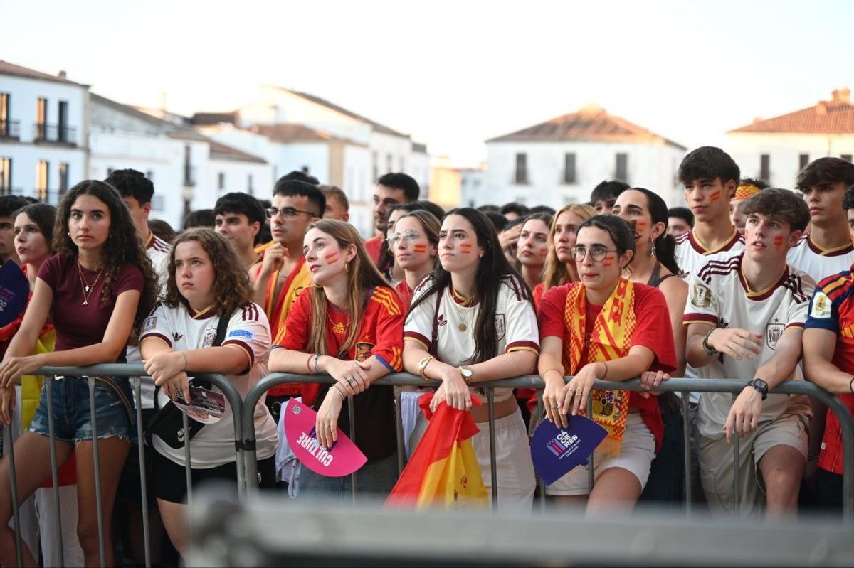 Fotogalería | Así se vive la final del Mundial 2026 en la Plaza Mayor de Cáceres Fotogalería | Así se vive la final del Mundial 2026 en la Plaza Mayor de Cáceres