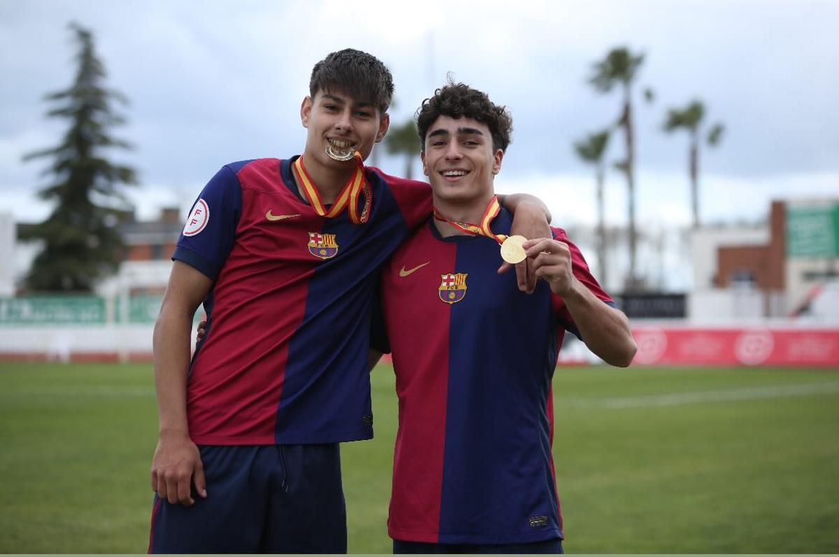 El benicarlando Brian Fariñas, a la izquierda con la medalla, junto a su compañero Virgili.