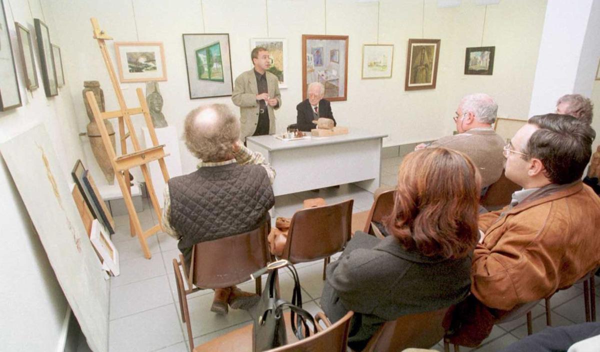 Ferrer Guasch en una de sus últimas exposiciones con sus reconocidos blancos ibicencos. | D. I.