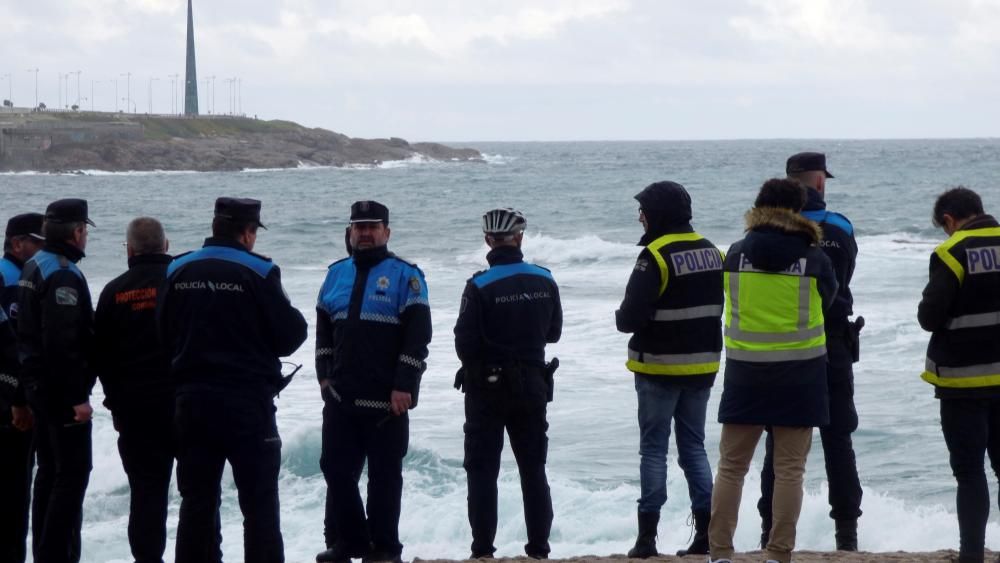 Todo apunta a que se trata del cuerpo de la joven ourensana desaparecida en la ensenada hace diez días. El cuerpo fue llevado al muelle de Oza para su traslado al Instituto Anatómico Forense