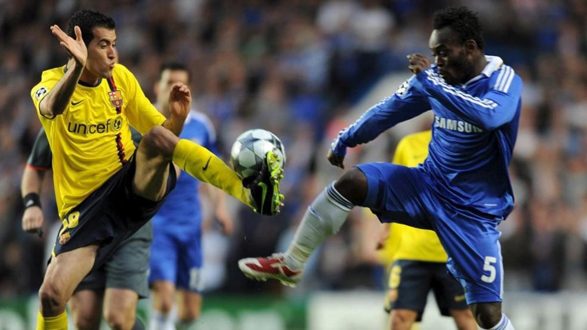 Busquets pugna con Essien en Stamford Bridge, el 6 de mayo de 2009