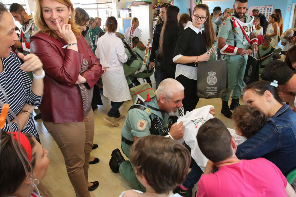 Visita de La Legión y la Cofradía de Mena a los niños del Hospital Materno.