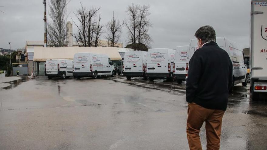 Una empresa de transporte y alquiler de vehículos del polígono Cotes Baixes de Alcoy, con la flota parada.