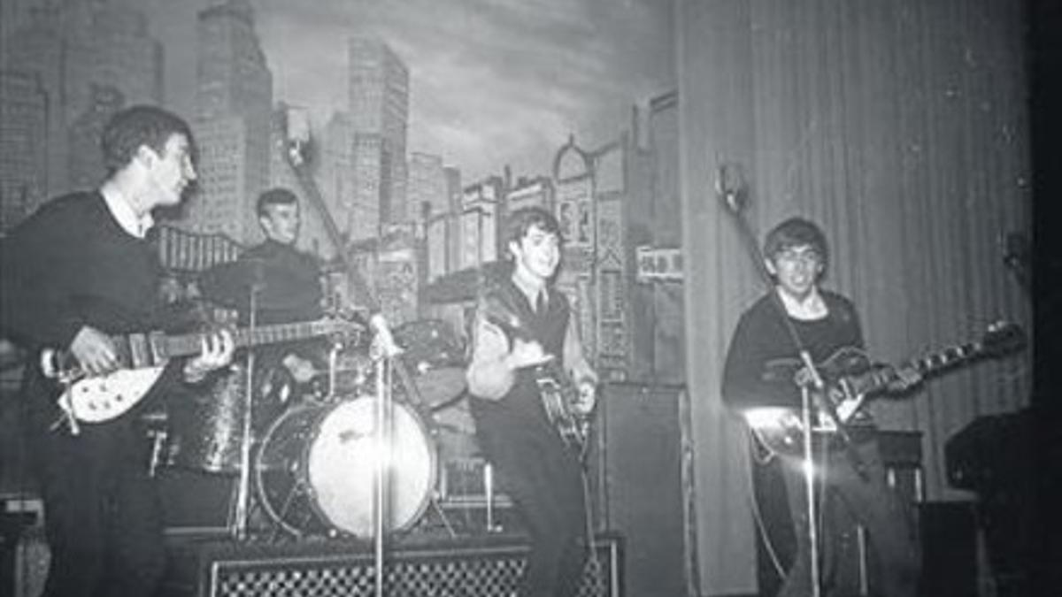 Los Beatles tocan en el Star Club a principios de los años 60.