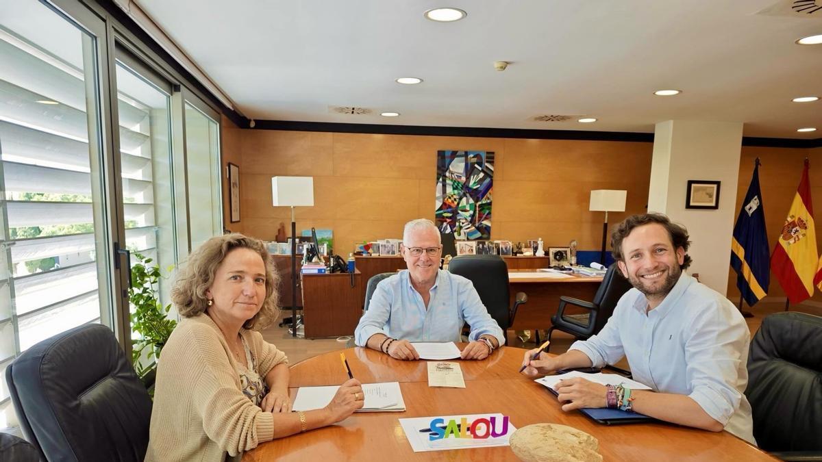 El alcalde de Monzón, Isaac Claver; la concejal de Cultura de Monzón, Marta Montaner; y el alcalde de Salou, Pere Granados.