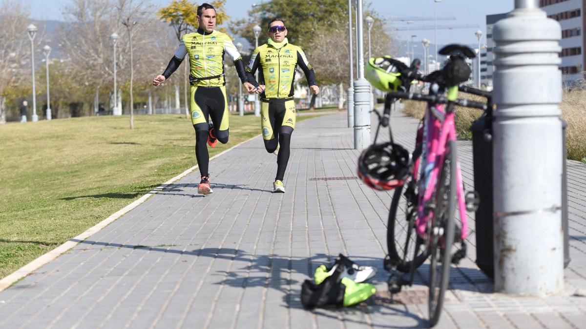 Manuel Garnica y Pedro Serrano, en plena carrera a pie.