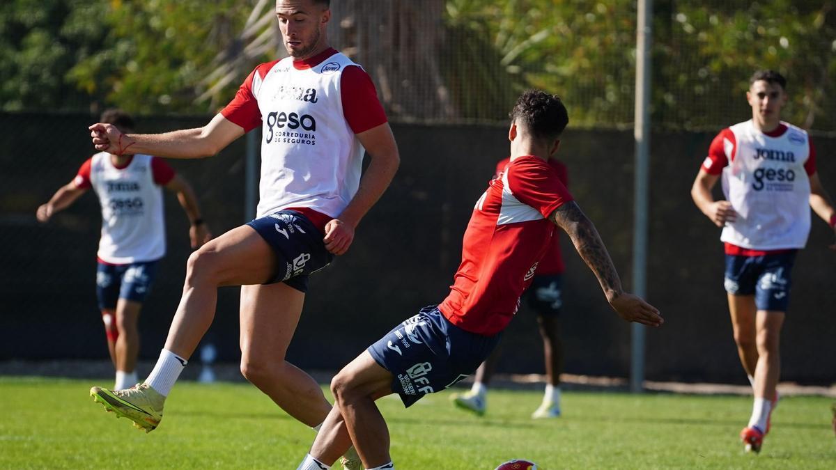 David Flakus, del Real Murcia, durante un entrenamiento de esta semana.