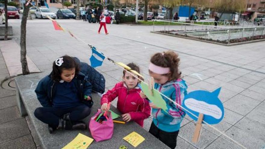 Participantes en los juegos de la plaza de Europa de Piedras Blancas.