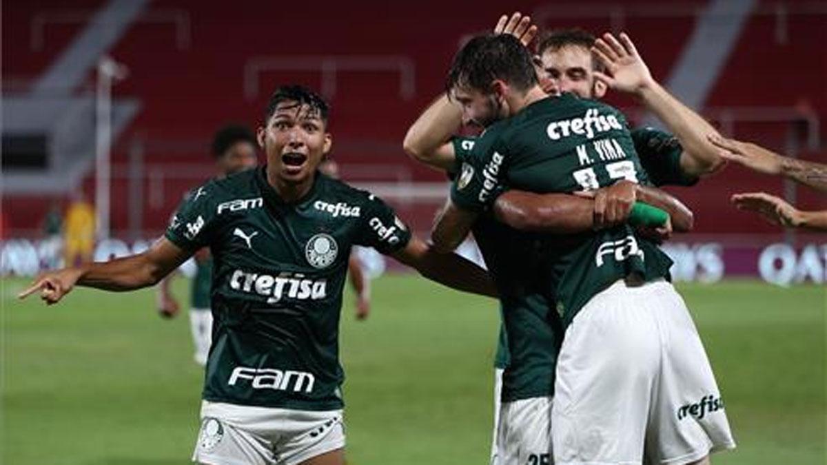 Los jugadores del Palmeiras celebran el tercer gol contra el River
