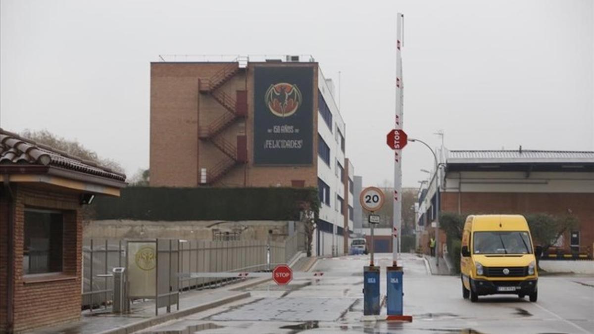 Exterior de la fábrica de Bacardí en Mollet del Vallès.