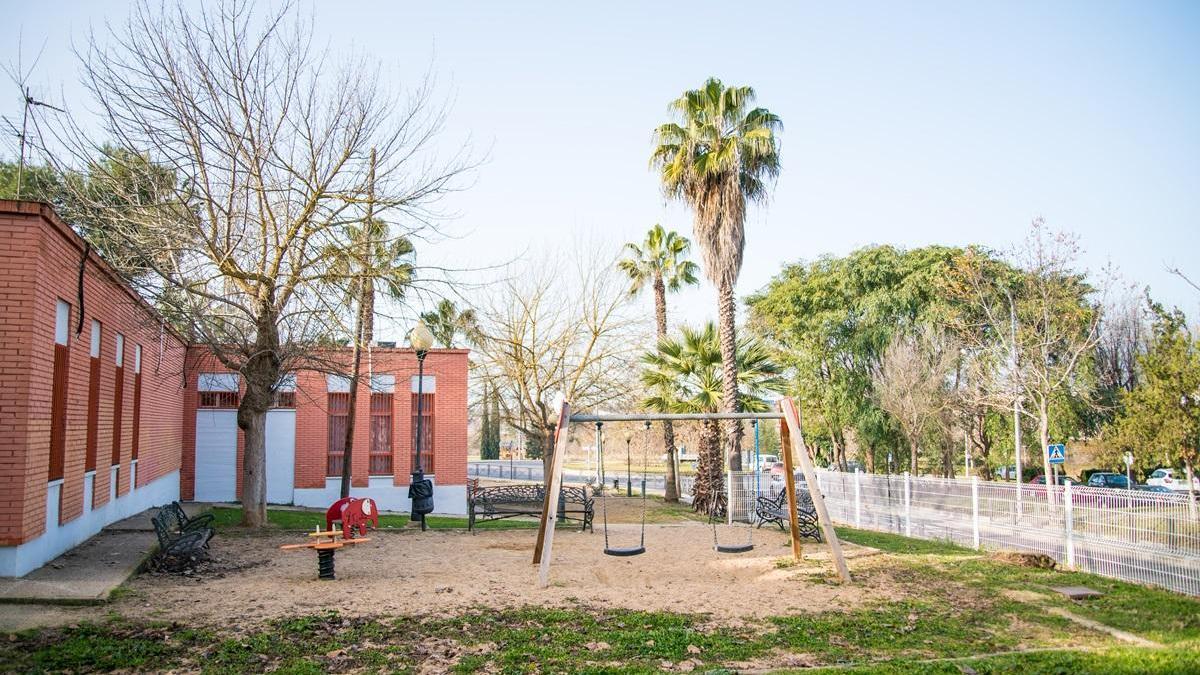 Estado actual del parque infantil de El Barrio, en la calle Ferrocarril.