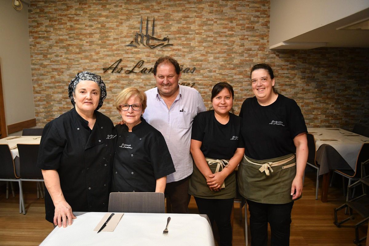 Manuela Santos y Manuel Pérez, en el centro, con su equipo