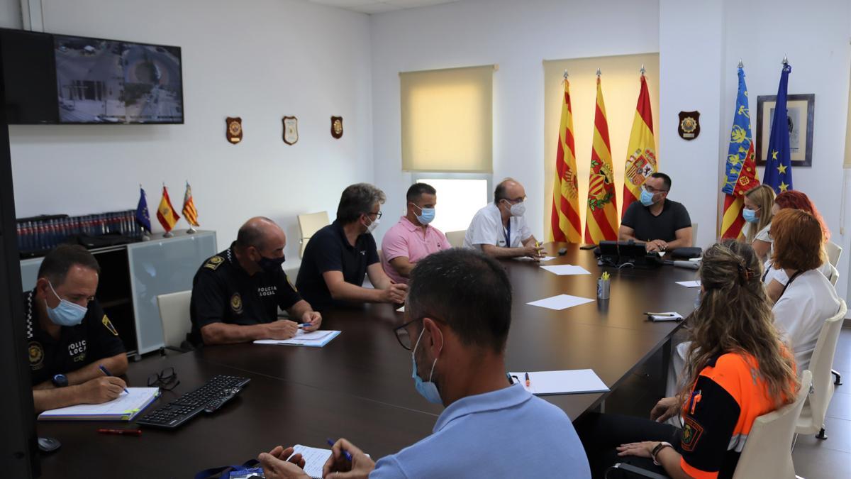 El alcalde, José Benlloch, concejales y Policía Local mantienen una reunión de planificación sobre el punto de vacunación.