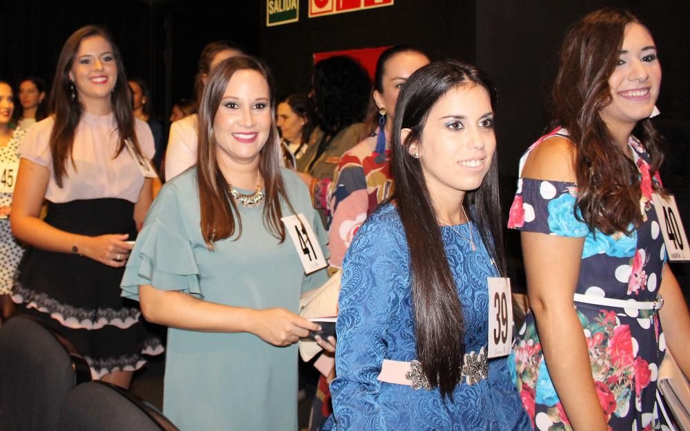 Las candidatas a fallera mayor de València visitan el concurso de teatro fallero