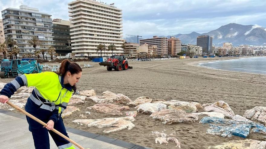 Fuengirola intensifica la limpieza y el mantenimiento de sus playas de cara a la Semana Santa