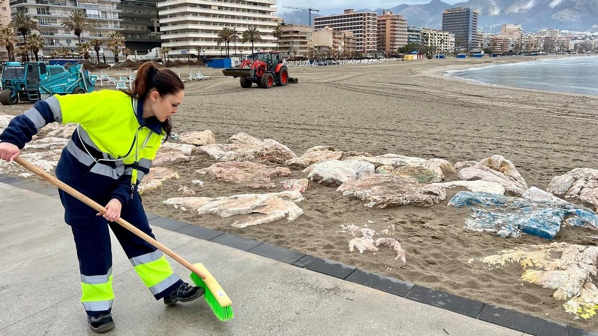 Fuengirola refuerza la limpieza de playas de cara a la Semana Santa 2023.