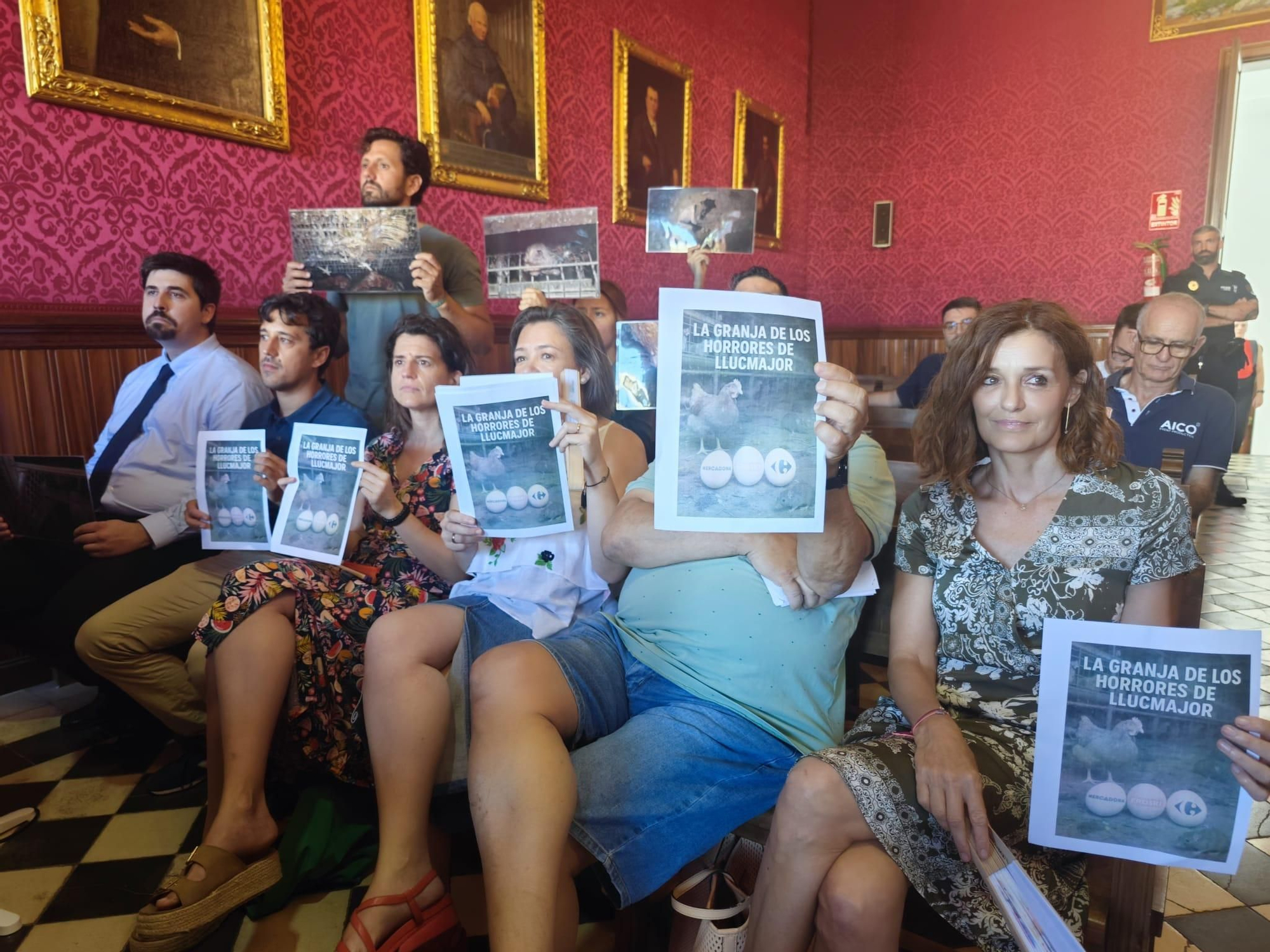 FOTOS | El pleno de Llucmajor para pedir el cierre de la macrogranja, en imágenes