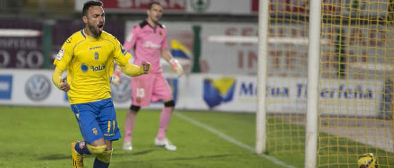 Momo celebra el gol que anotó de penalti al Mallorca.