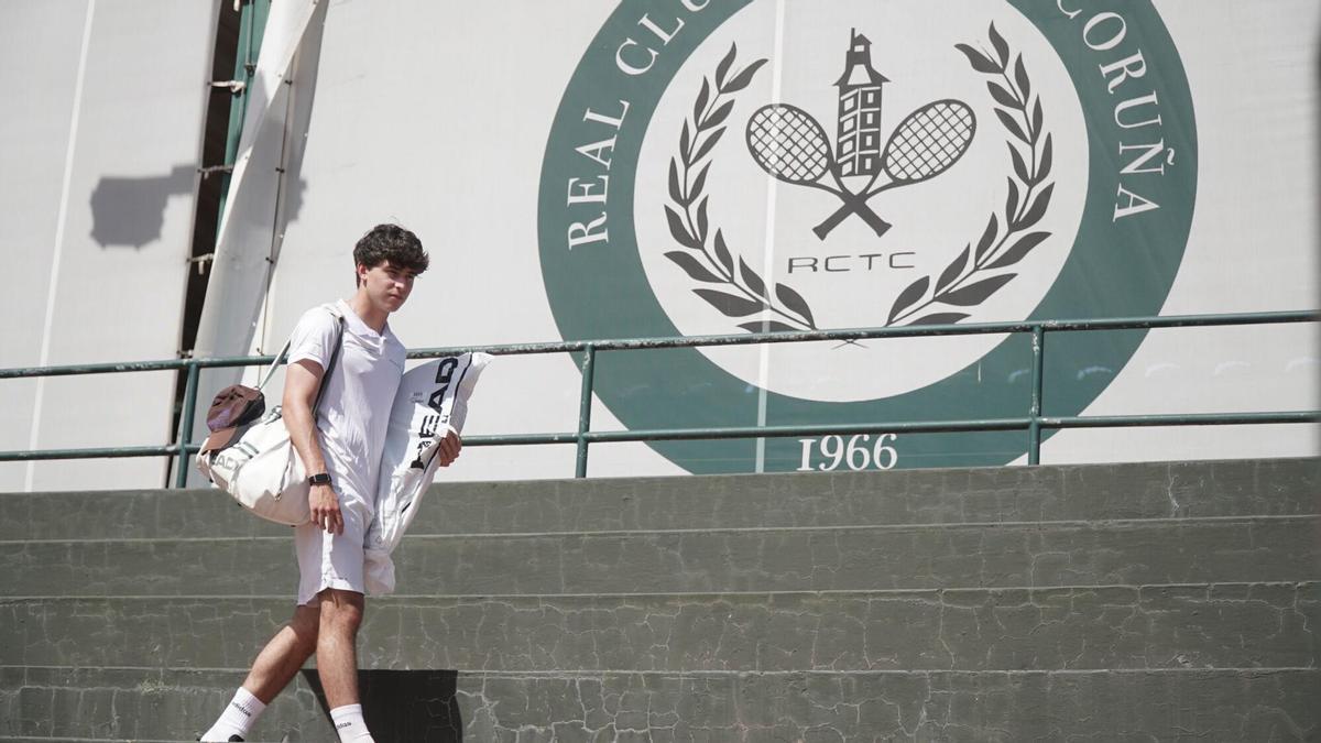 Jorge Álvarez pasa por delante del logo del Real Club de Tenis Coruña.