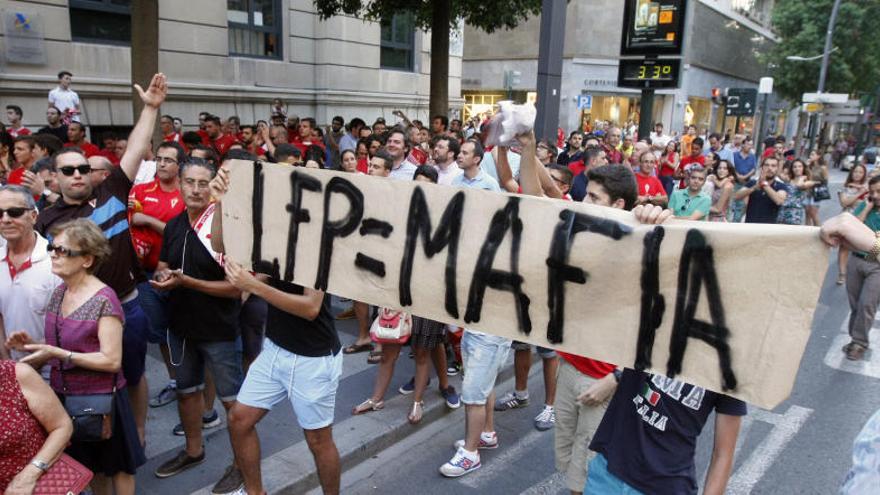 Los aficionados murcianistas ya protestaron el pasado verano por la actitud de la Liga de Fútbol con el Real Murcia.