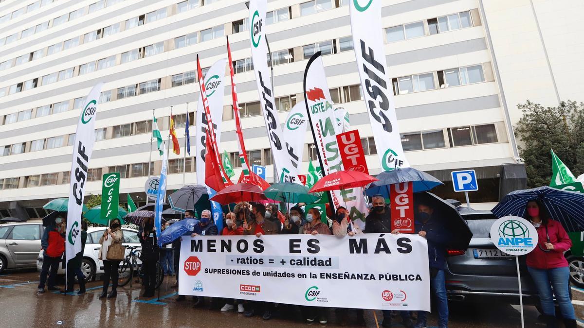 Sindicatos de enseñanza protestan ante la Delegación de Educación.