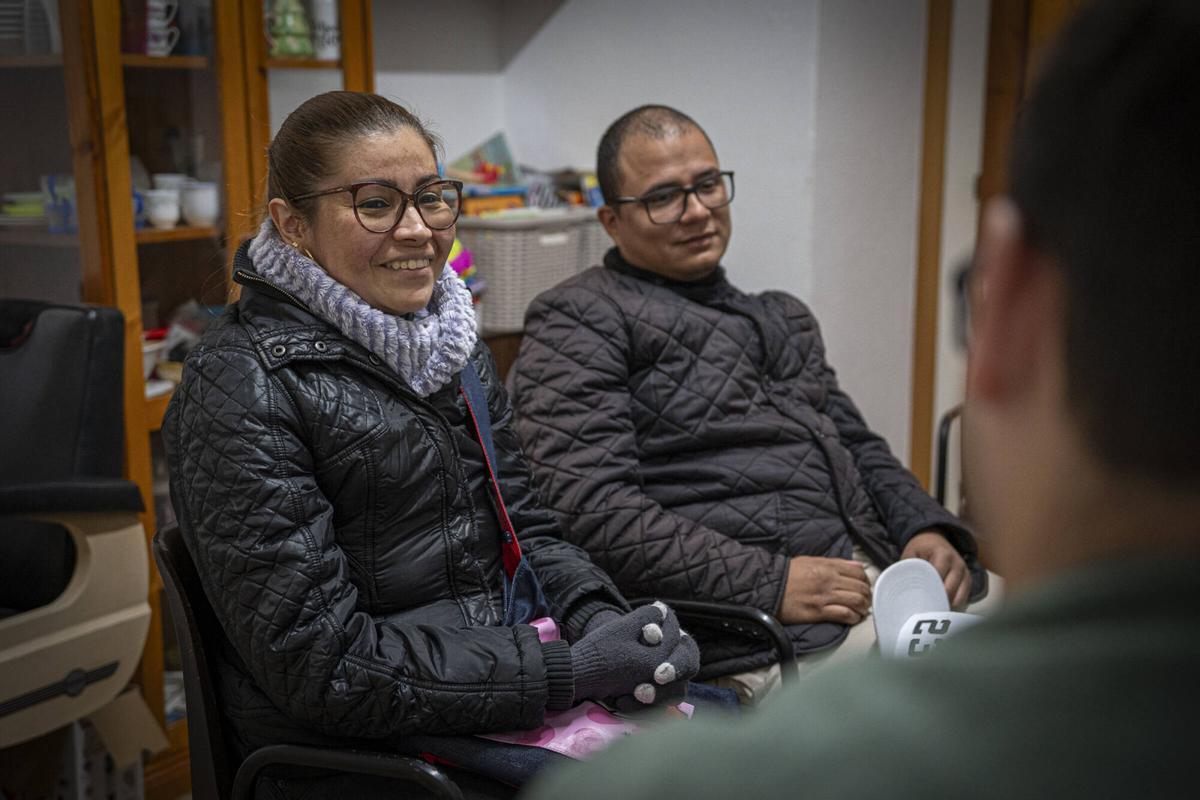 Barcelona. 15 de enero del 2026. Entrevista con una familia de Esparreguera, Dani y Lady con dos hijos mellizos, que necesita ayuda de Cáritas para llegar a fin de mes para pagar el alquiler. Fotos de Sandra Roman