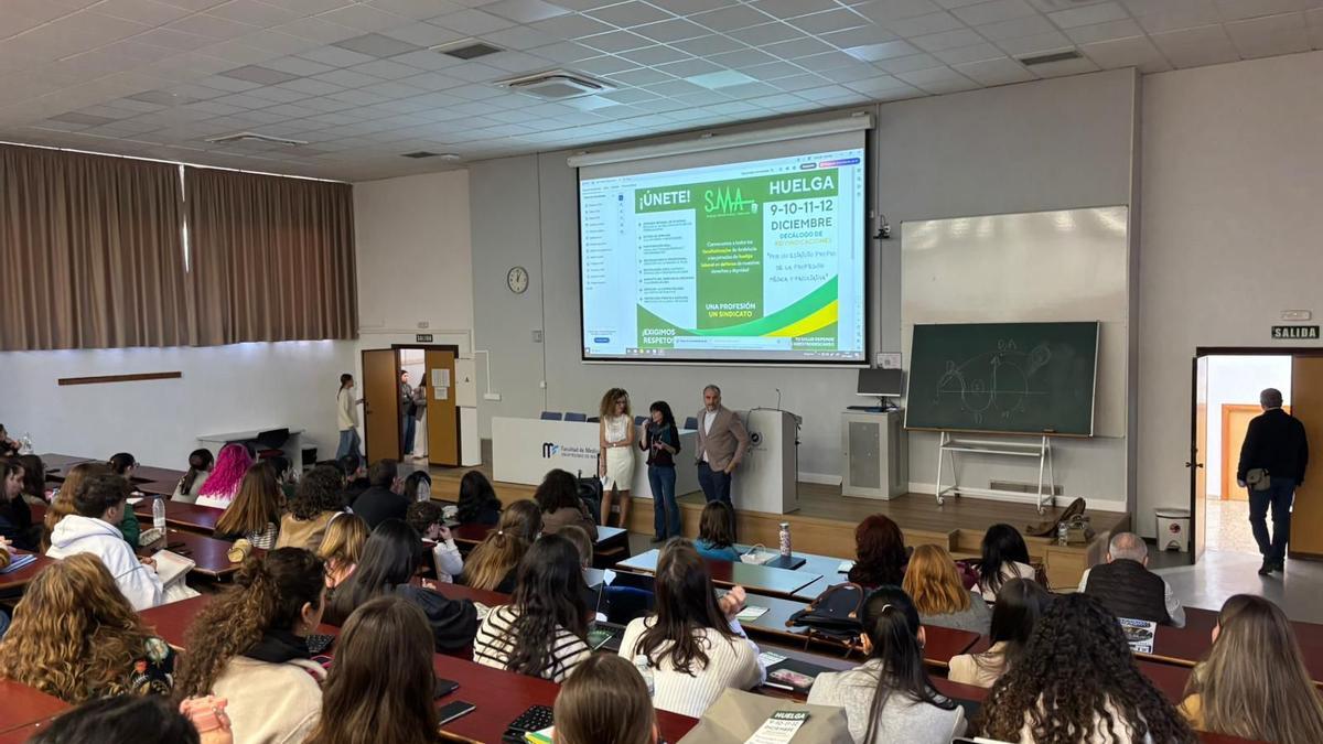 Representantes del Colegio de Médicos y del Sindicato Médico se reúnen con los estudiantes de la UMA