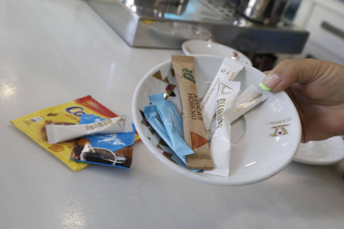 A.J.González Córdoba Reportaje bares y cafeterías sobre nueva normativa alimentaria sobre monodosis de azúcar café Colacao y edulcorantes