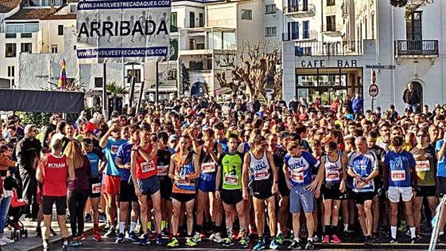 Els corredors al punt de sortida al passeig.