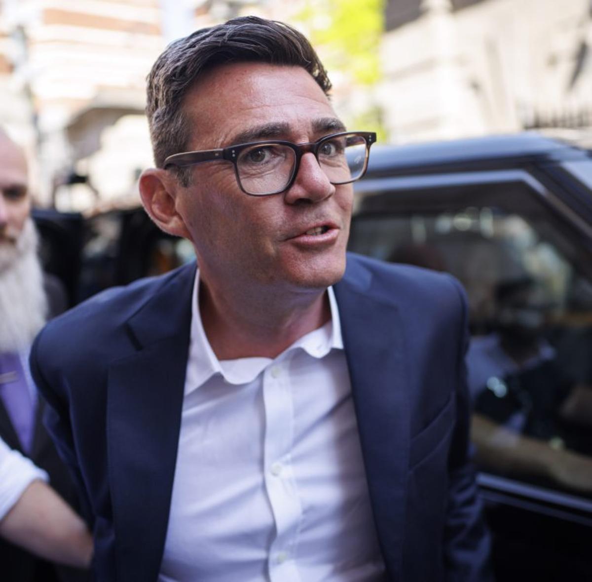 Starmer tira la tovallola i cedeix a Burnham el Govern britànic
