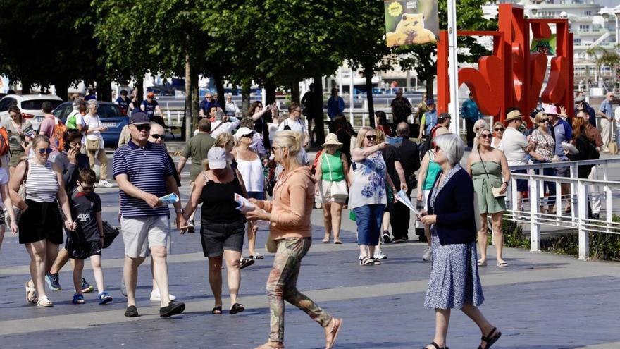 Cruceristas este verano en el entorno de Las Letronas.  | JUAN PLAZA