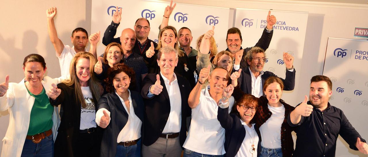 El presidente del PP de Galicia y de la Xunta, Alfonso Rueda, en la presentación de la candidatura del PP de Bueu a las municipales.