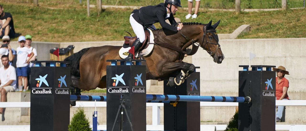 Richard Howley supera uno de los obstáculos durante el Gran Premio. |