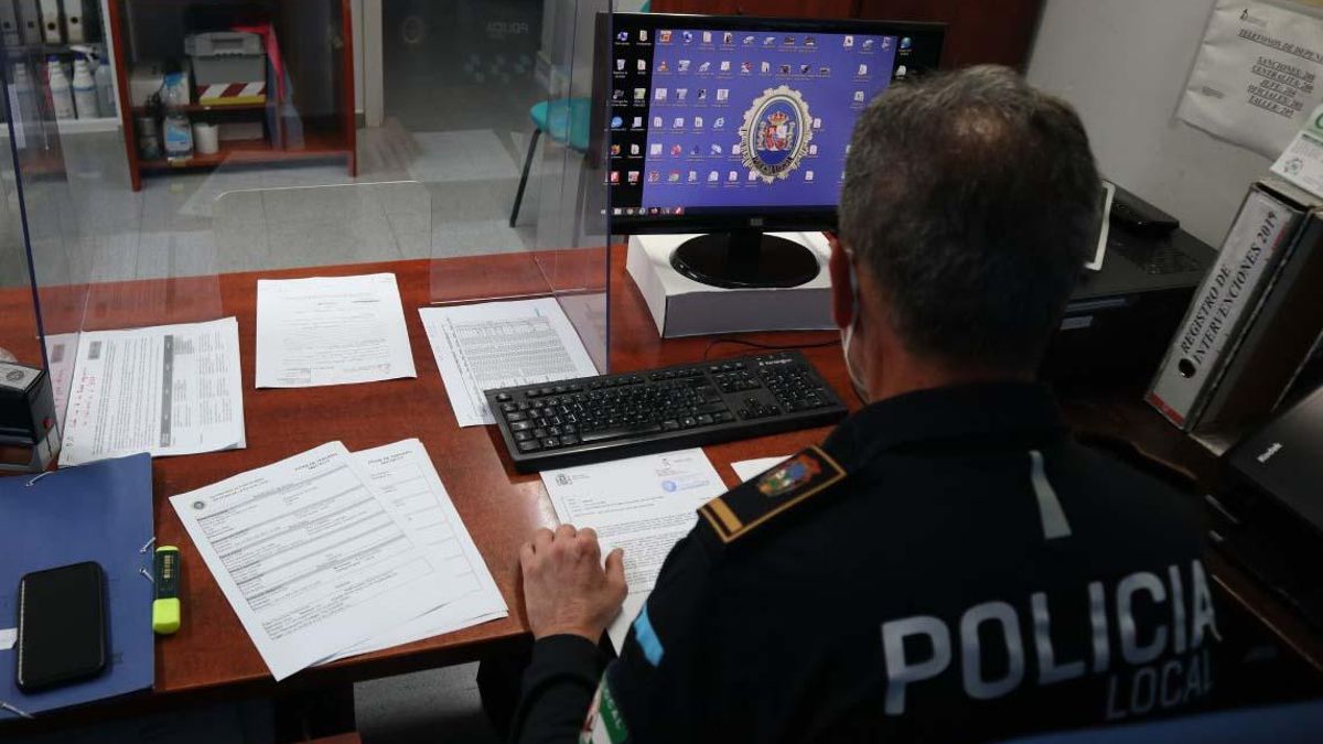 Un policía realiza tareas administrativas.