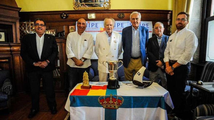 Acto de presentación del torneo en el Club de Regatas de Vilagarcía. // Iñaki Abella.