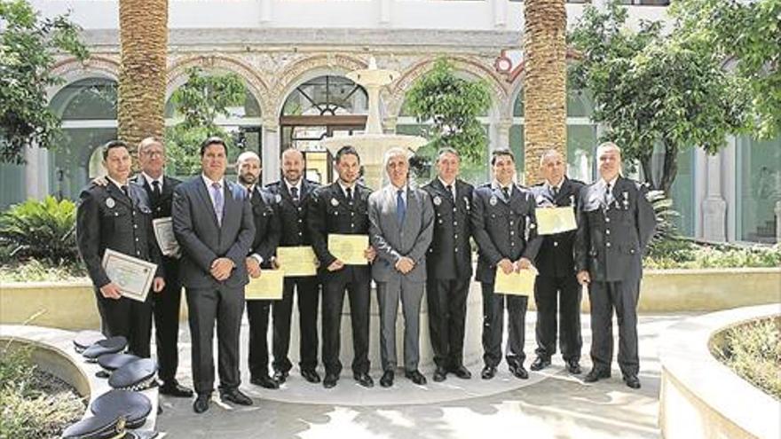 El Ayuntamiento entrega distinciones a diecisiete agentes de la Policía Local