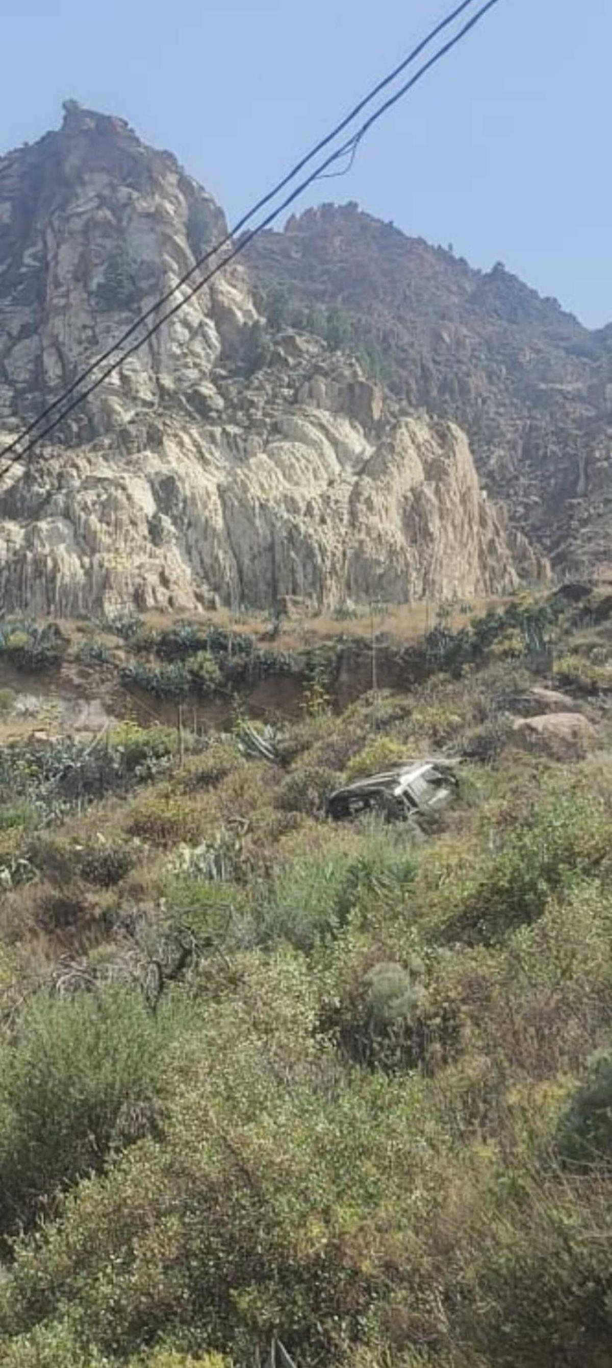 Un coche se precipita por la carretera GC 65, en el cruce con Sardina del Sur, en el sur de Gran Canaria.