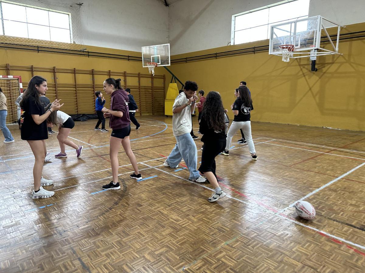 Un momento de la sesión práctica, en el polideportivo del instituto de Luarca.