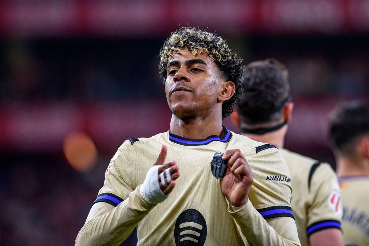 El delantero del Barcelona Lamine Yamal celebra su gol durante el partido de la jornada 27 de LaLiga que Athletic Club de Bilbao y FC Barcelona disputaron en San Mamés. EFE/Javier Zorrilla. athletic bilbao . barça. liga españa 2025/2026 athletic bilbao . barça. 27. accion camiseta dorada. san mames