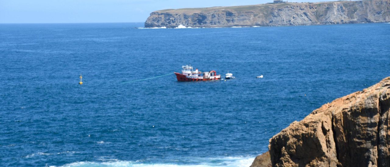 El remolcador "Cuico" fondeado en el lugar donde se hundió el "Serenín", con Cabo Negro al fondo.